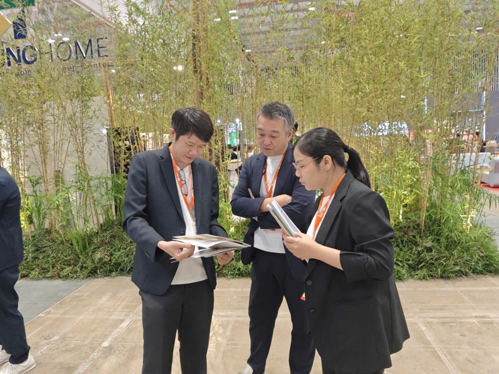 Những cuộc gặp gỡ, trao đổi tại gian hàng